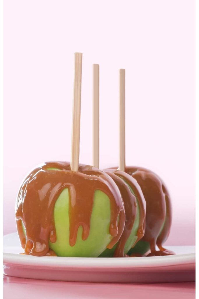 Easy-Thanksgiving-desserts-ideas-fresh-green-apples-dipped-in-rich-caramel-on-sticks