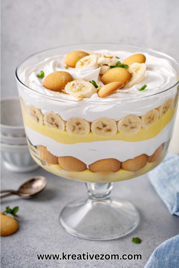 Easy-Thanksgiving-desserts-ideas-layered-banana-pudding-trifle-with-vanilla-wafers-and-whipped-cream