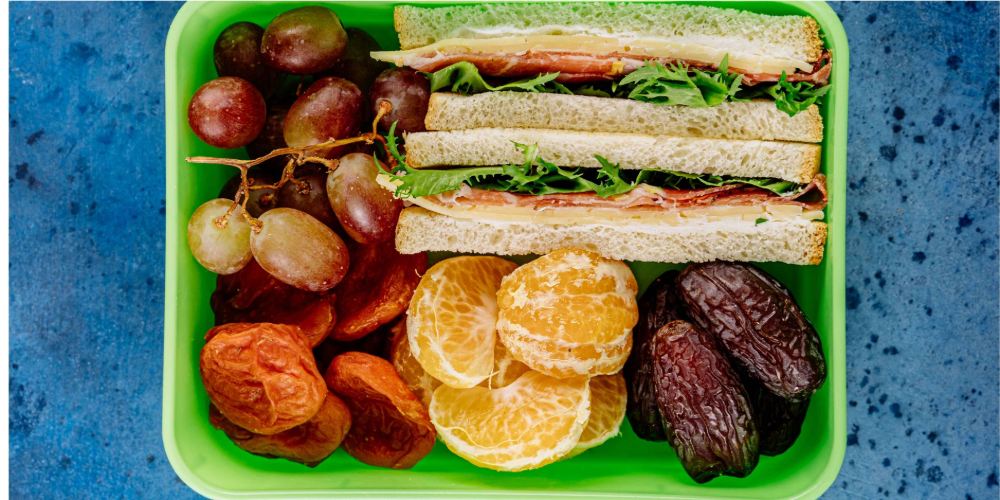 quick-school-lunch-ideas-with-sandwich-grapes-and-crackers-for-kids