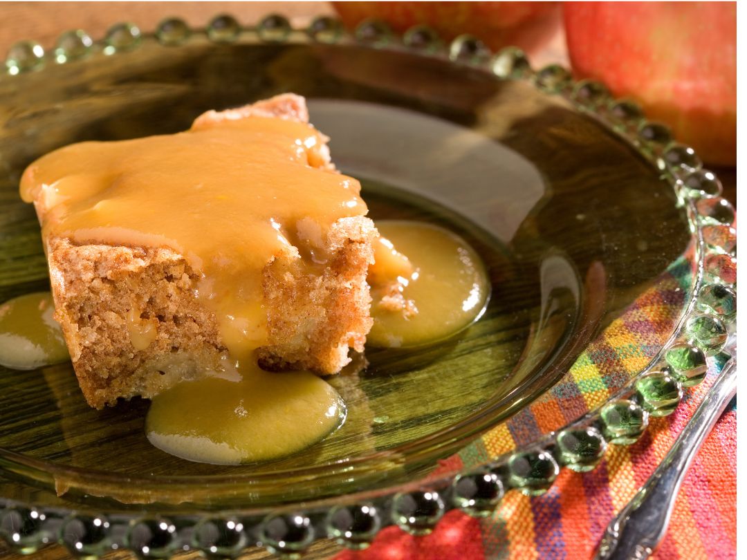 apple-cake-covered-with-delicious-caramel-sauce-served-on-a-plate