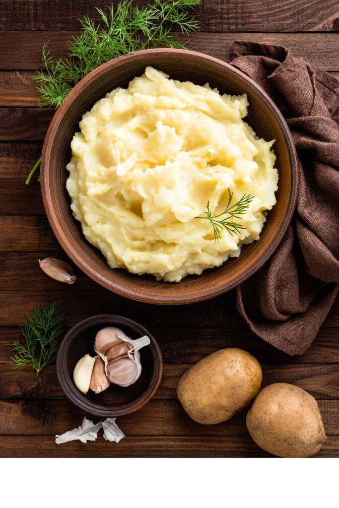 creamy-mashed-potatoes-in-a-wooden-bowl-garnished-with-fresh-dill