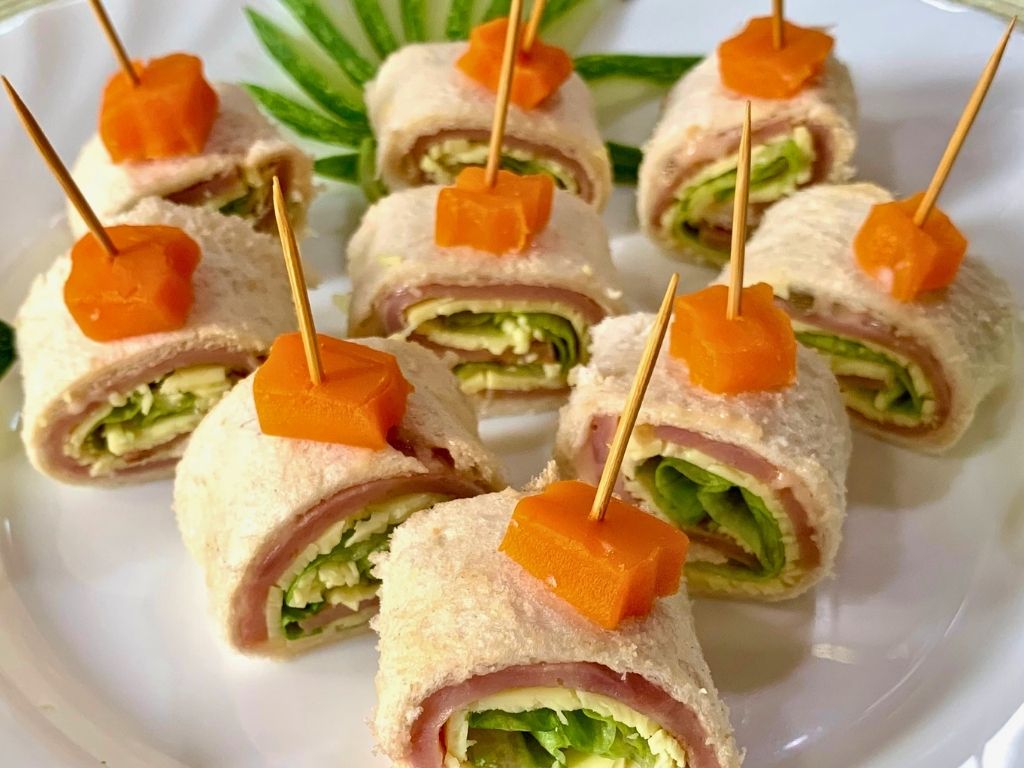 rolled-holiday-pinwheel-sandwiches-with-turkey-lettuce-and-carrots-easy-christmas-party-potluck-ideas