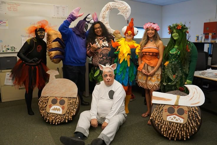moana-family-costume-with-maui-hei-hei-pua-and-kakamora-pirates-for-halloween