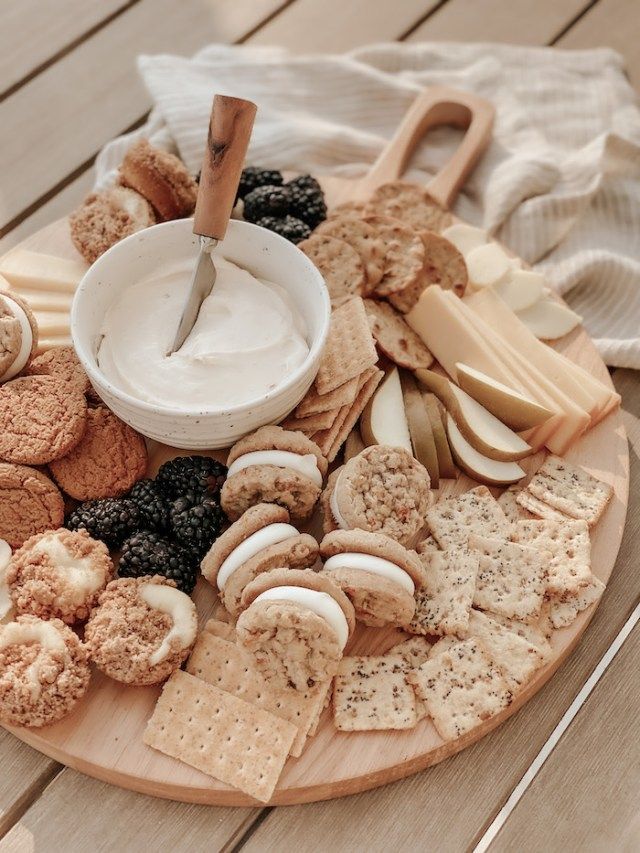 cozy-dessert-charcuterie-board-with-sandwich-cookies-dip-and-blackberries