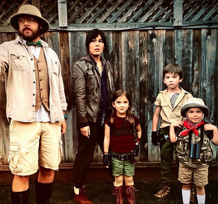 family-jumanji-safari-adventure-halloween-costumes-with-pith-helmets-explorer-vests-and-binoculars