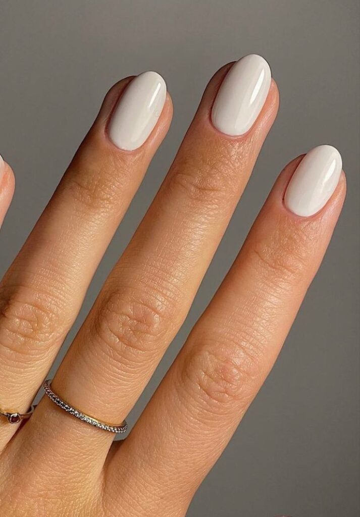 short-glossy-off-white-oval-nails-with-minimal-chic-manicure