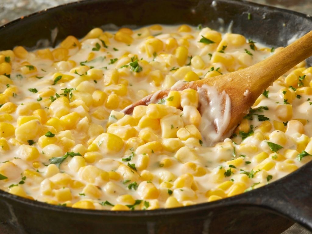 creamy-slow-cooker-creamed-corn-in-a-cast-iron-skillet-easy-christmas-party-potluck-ideas