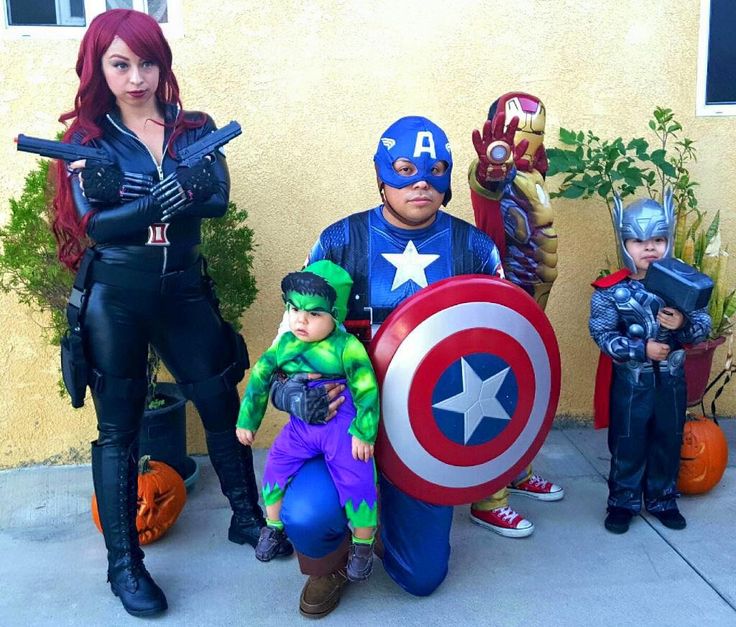 family-dressed-in-marvel-avengers-superhero-costumes-as-black-widow-hulk-captain-america-iron-man-and-thor