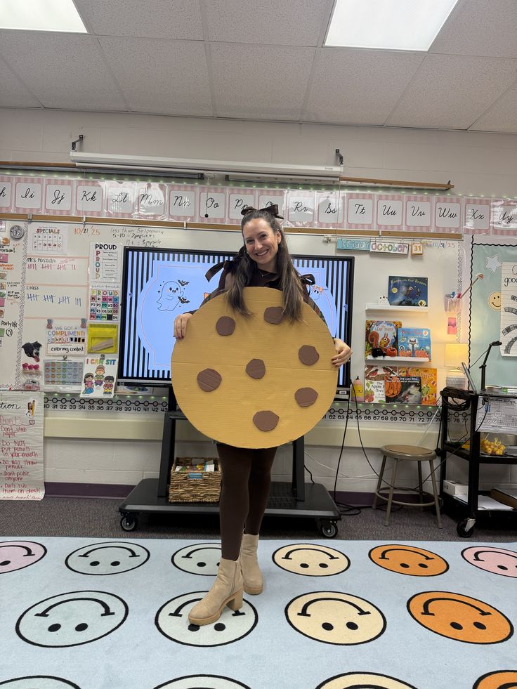 a-lady-dressed-in- smart-cookies-for-Halloween-costume.