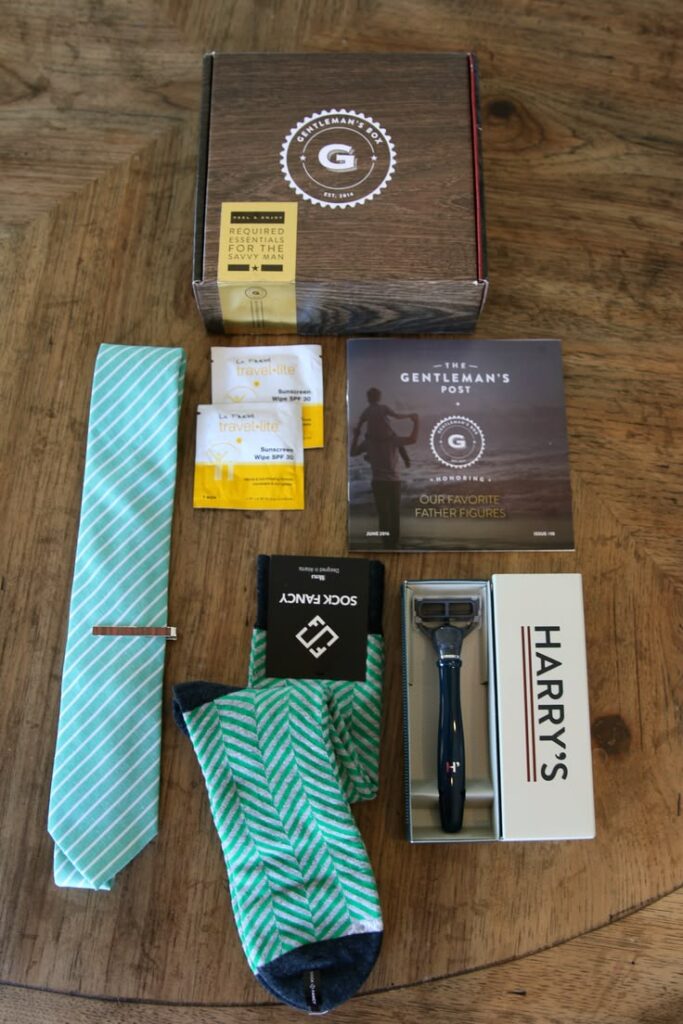 gentlemans-box-men-subscription-gift-set-socks-tie-harry-razor