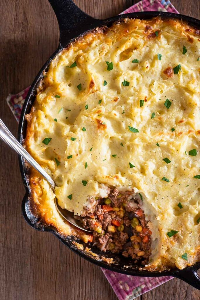 cast-iron-skillet-shepherds-pie-topped-with-golden-mashed-potatoes