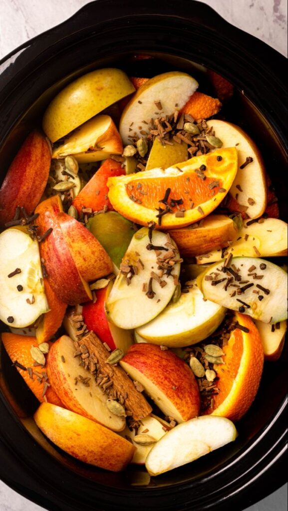 slow-cooker-apple-cider-with-sliced-apples-oranges-and-spices